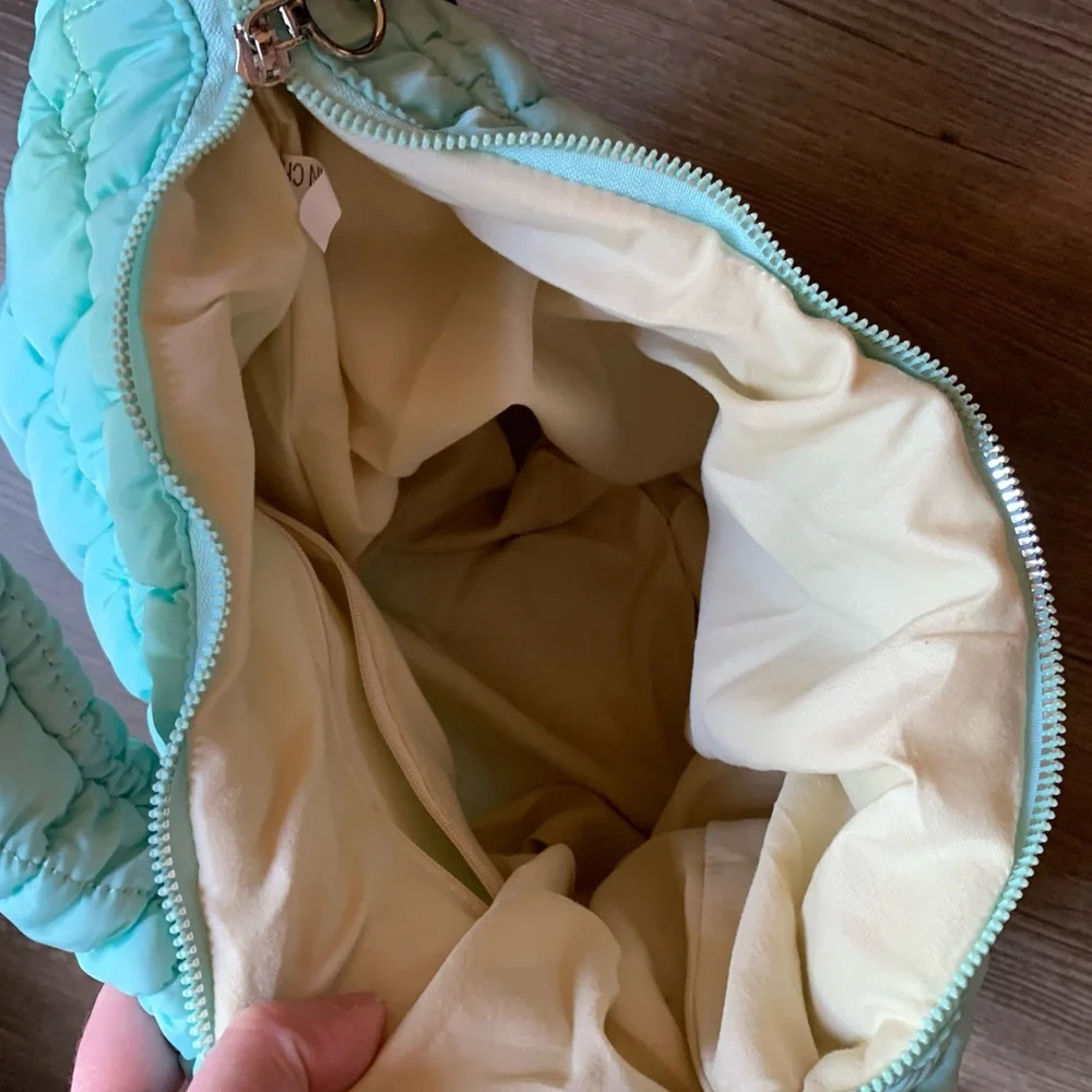 Blue quilted carryall bag - Picture 4 of 7